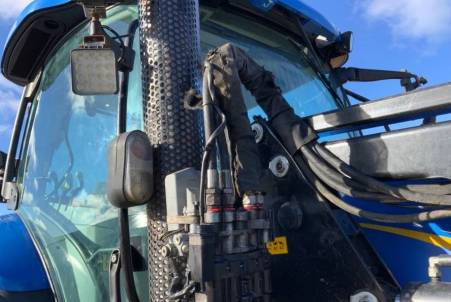 New Holland T6040  