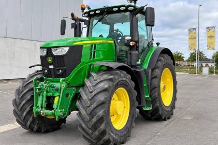 Tracteur John Deere 6230R à quatre roues motrices,